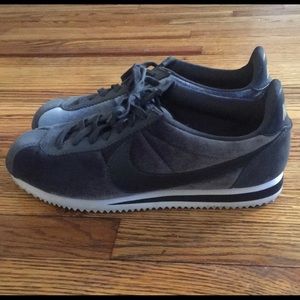 Size 9 Velvet Nike cortez